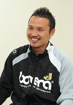 「JEOサッカークリニック」を運営、指導にあたっている小松原 学さん