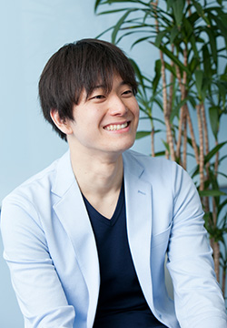 インタビューを受ける柴田隆一さん
