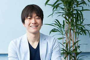 インタビューを受ける柴田隆一さん