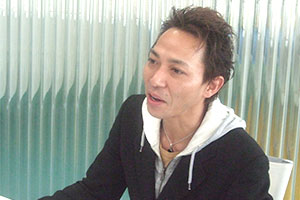 インタビューを受けるRON×IIさん