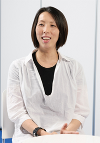 インタビューを受ける立花美哉さん