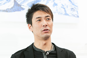 インタビューを受ける山本隆弘さん