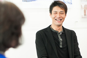 インタビューを受ける山本隆弘さん