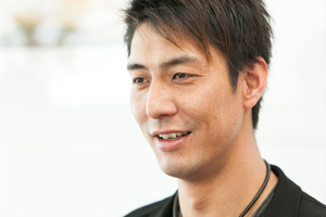 インタビューを受ける山本隆弘さん