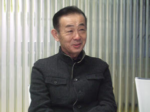 インタビューを受ける柏原さん