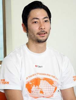 インタビューを受ける東長濱選手