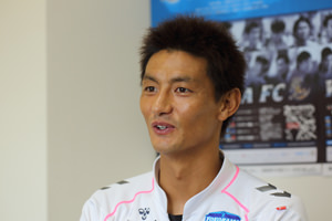 インタビューを受ける安英学選手