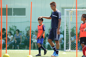 指導をする安英学選手