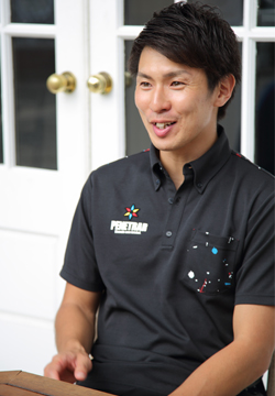インタビューを受ける宮田義人選手