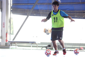 練習を行う安英学選手