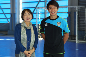 インタビューを受ける安英学選手
