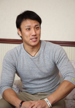 インタビューを受ける久慈 修平選手