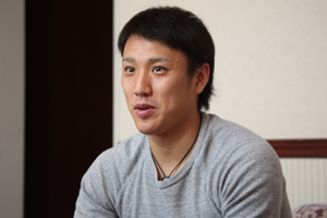 インタビューを受ける久慈 修平選手