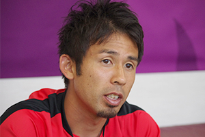インタビューを受ける山瀬功治選手