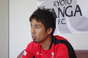 インタビューを受ける山瀬選手