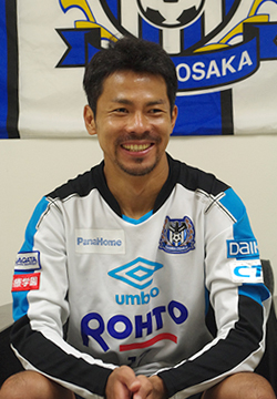インタビューを受ける明神 智和選手