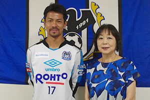 インタビューを受ける明神 智和選手