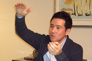 インタビューを受ける中村さん