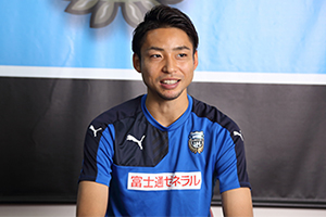 インタビューを受ける小林 悠選手