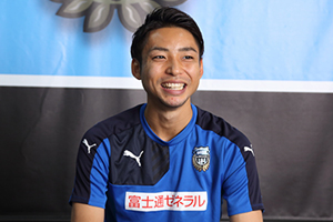 インタビューを受ける小林 悠選手