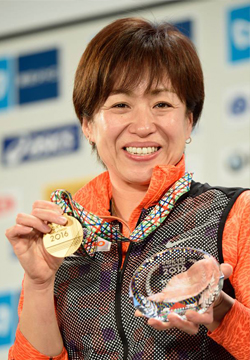 表彰台の土田和歌子選手