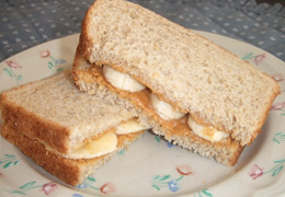 バナナとピーナッツバターのサンドイッチ