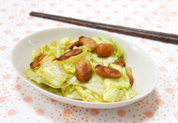 レタスとソーセージのカレー炒め