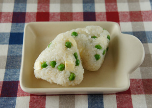 グリンピースとチーズのおにぎり