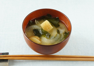 新じゃがとわかめのお味噌汁