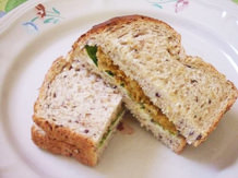 たまごや野菜を入れたサンドイッチ など